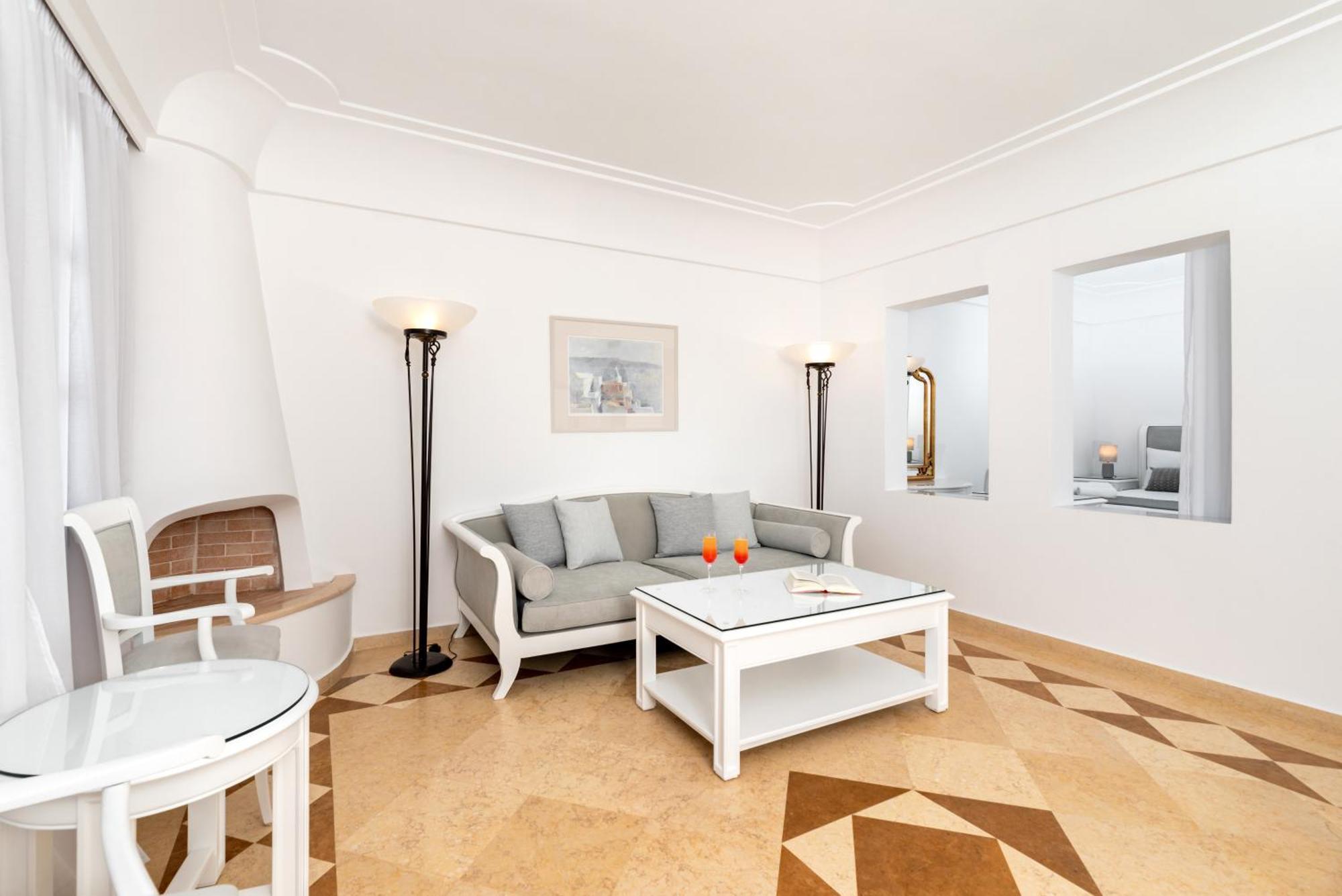 Maison Des Lys - Luxury Suites Akrotírion Eksteriør billede